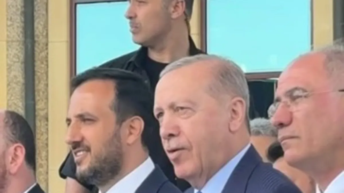 Erdoğan, Azerin'in 'Türkler Geliyor' Şarkısına Eşlik Etti