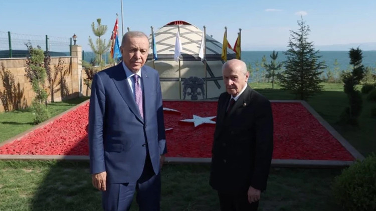 Erdoğan ve Bahçeli, Ahlat'ta Malazgirt Zaferi'nin Yıl Dönümünde Bir Araya Geldi