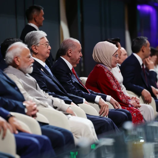 Erdoğan'dan Bişkek'te Türk Kortejine Ayakta Selam