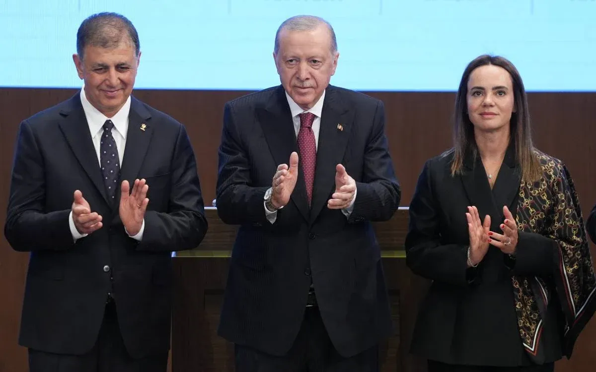 Erdoğan, Cemil Tugay'ın Eşini Neden Sahneye Çıkardı