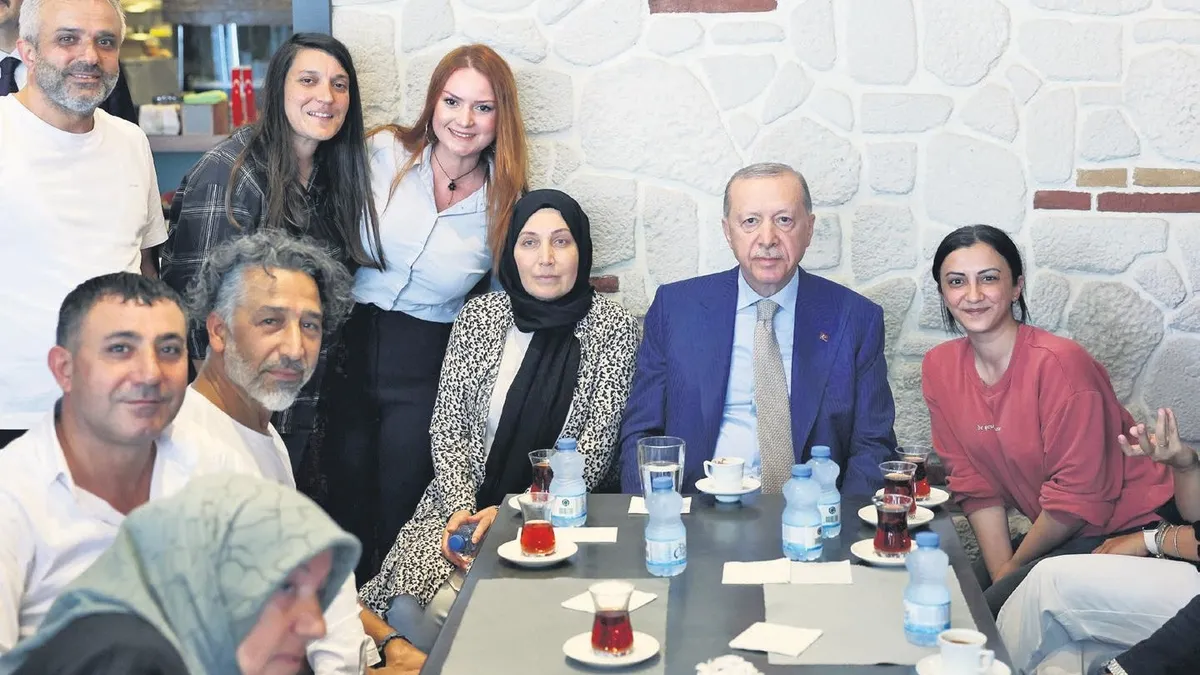 Erdoğan Çengelköy'de Esnaf Ziyaretinde Çocuklarla Bir Araya Geldi