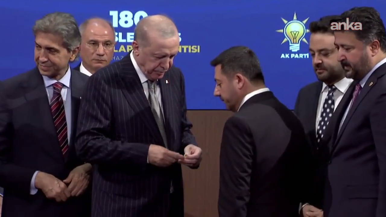 Erdoğan'dan CHP ve İYİ Parti'den istifa eden belediye başkanlarına rozet