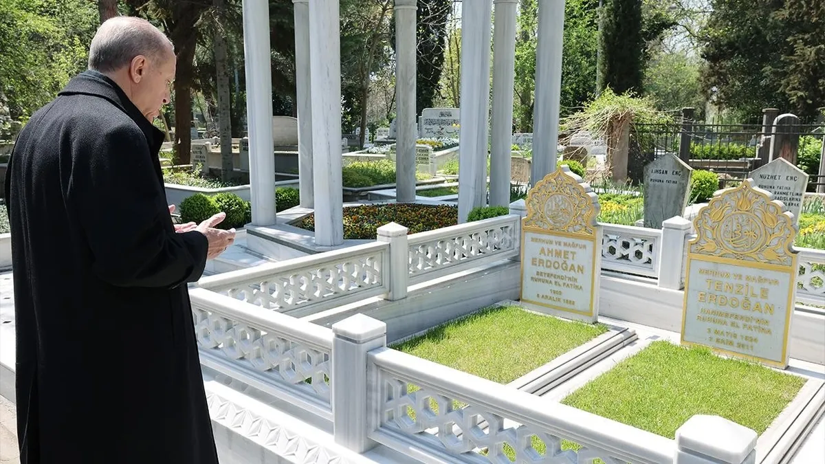 Erdoğan, Karacaahmet Mezarlığı'nda aile kabirlerini ziyaret etti