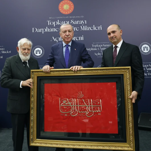 Erdoğan'a Necm Suresi Ayetli Sancak Hediyesi