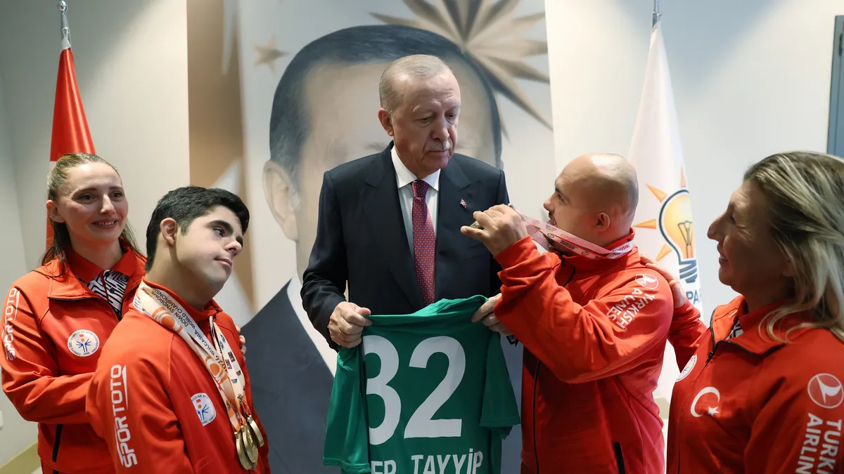 Erdoğan, Özel Sporculardan Forma Hediyesi Aldı