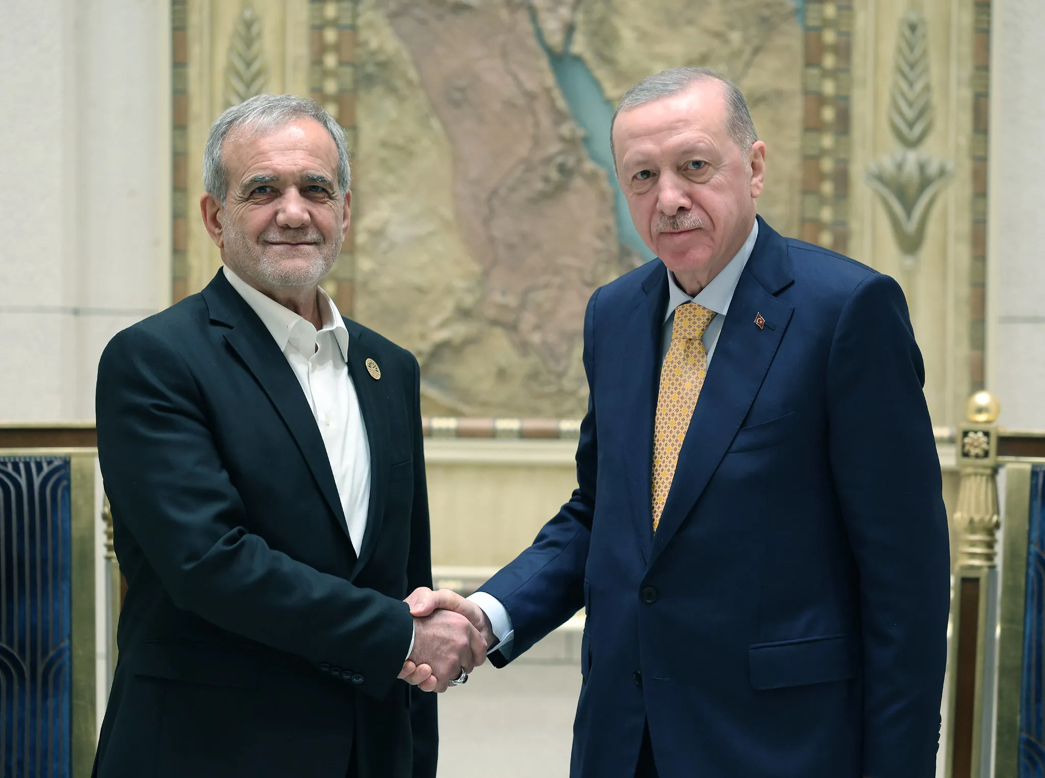 Erdoğan'dan Pezeşkiyan'a destek: İran bu günleri aşacak