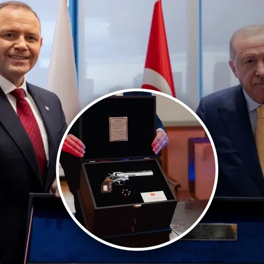 Erdoğan'a Polonya'dan Törensel Kılıç Hediyesi
