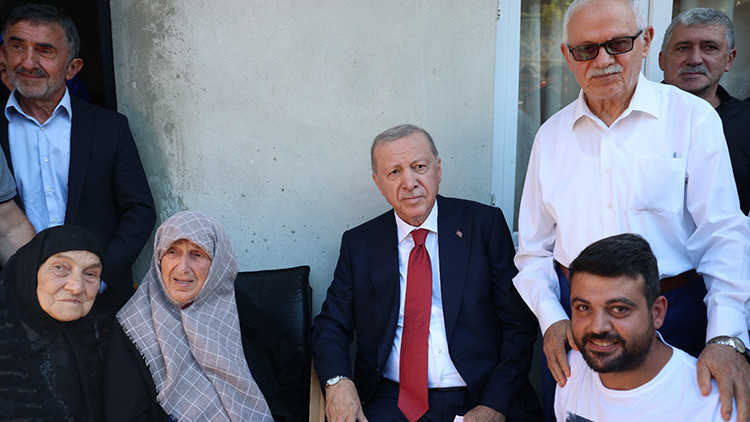 Erdoğan, Rize'de komşularıyla buluştu
