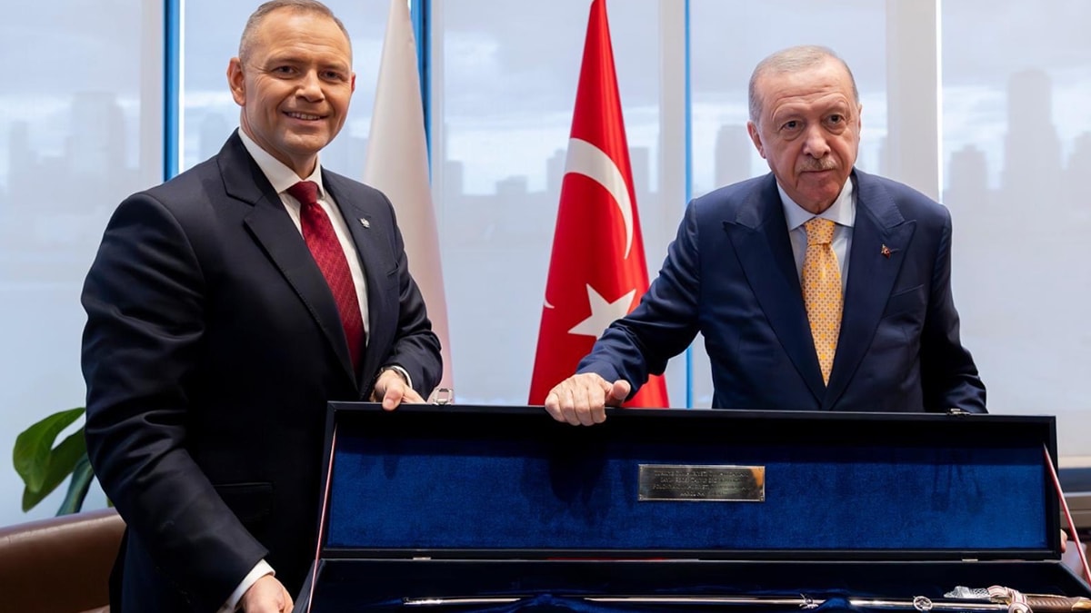 Erdoğan'ın tabanca hediyesine Polonya'dan sürpriz karşılık