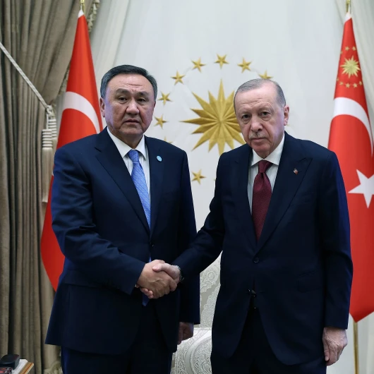 Erdoğan, TDT Genel Sekreteri Ömüraliyev'i Külliyede kabul etti