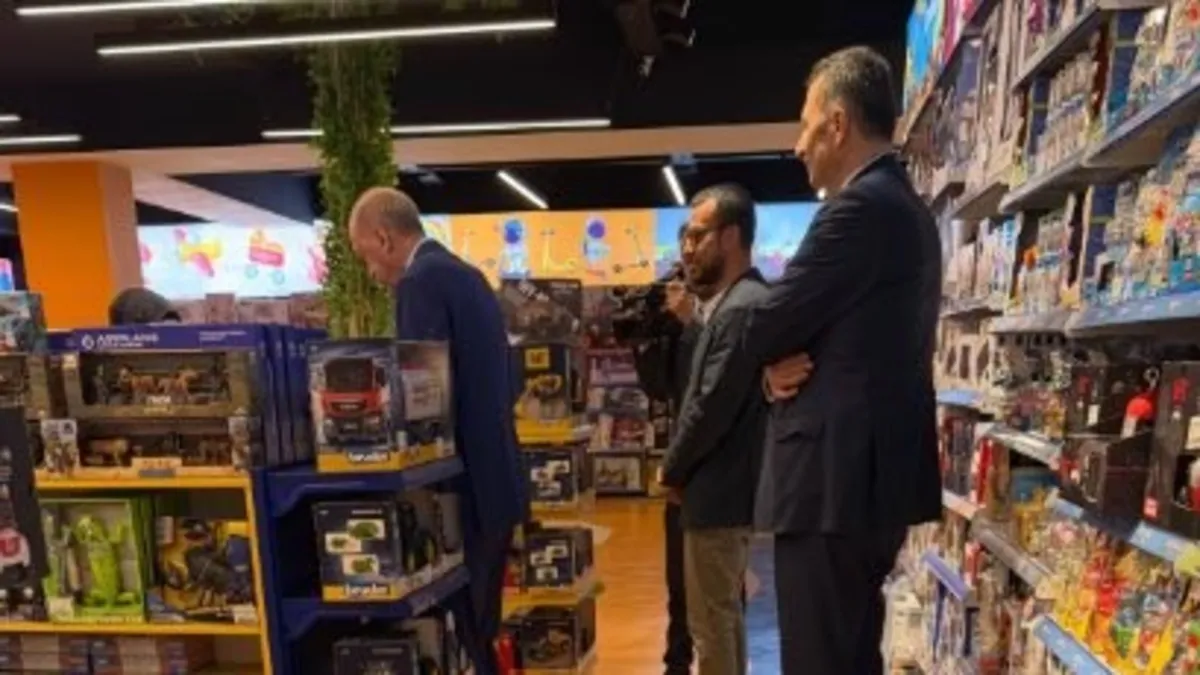 Erdoğan torunlarıyla oyuncakçıda görüntülendi