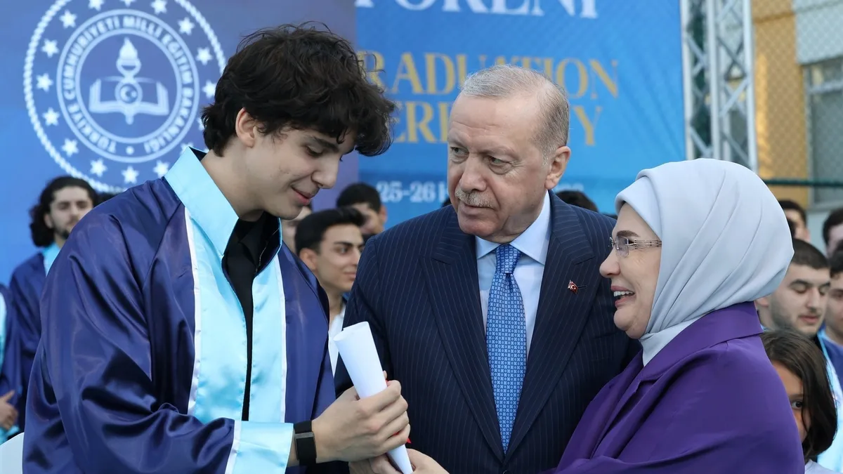Erdoğan torununa diplomasını verdi: Tarihi an