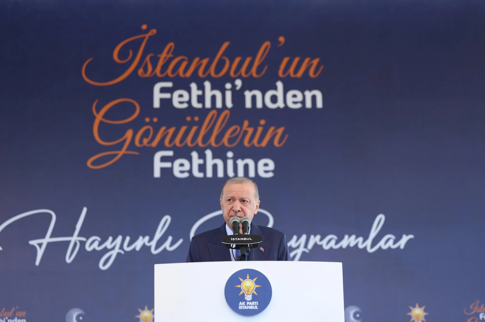 Erdoğan 'Türkler Geliyor' şarkısına coşkuyla eşlik etti