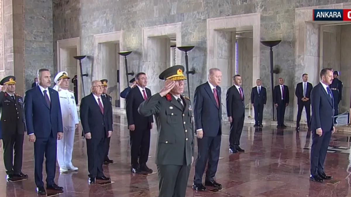Erdoğan ve YAŞ üyeleri Anıtkabir'de: Törene yoğun ilgi