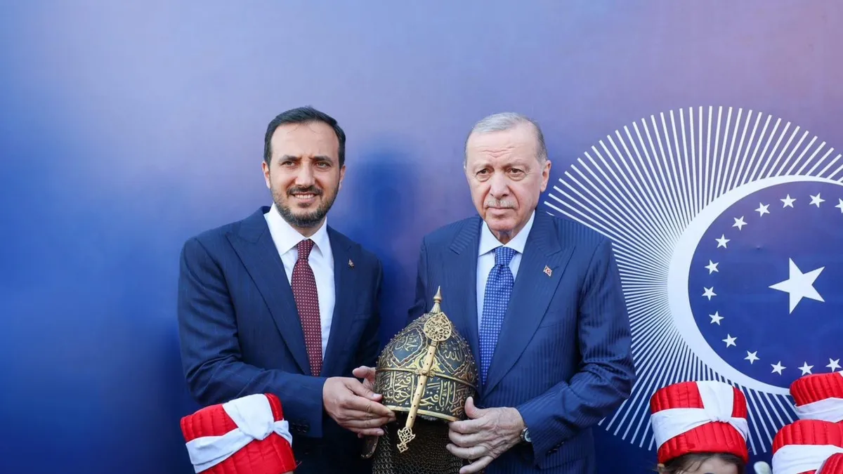 Erdoğan'a Fetih Miğferi: Üzerinde Fetih Suresi ve 4 Halifenin İsmi Var
