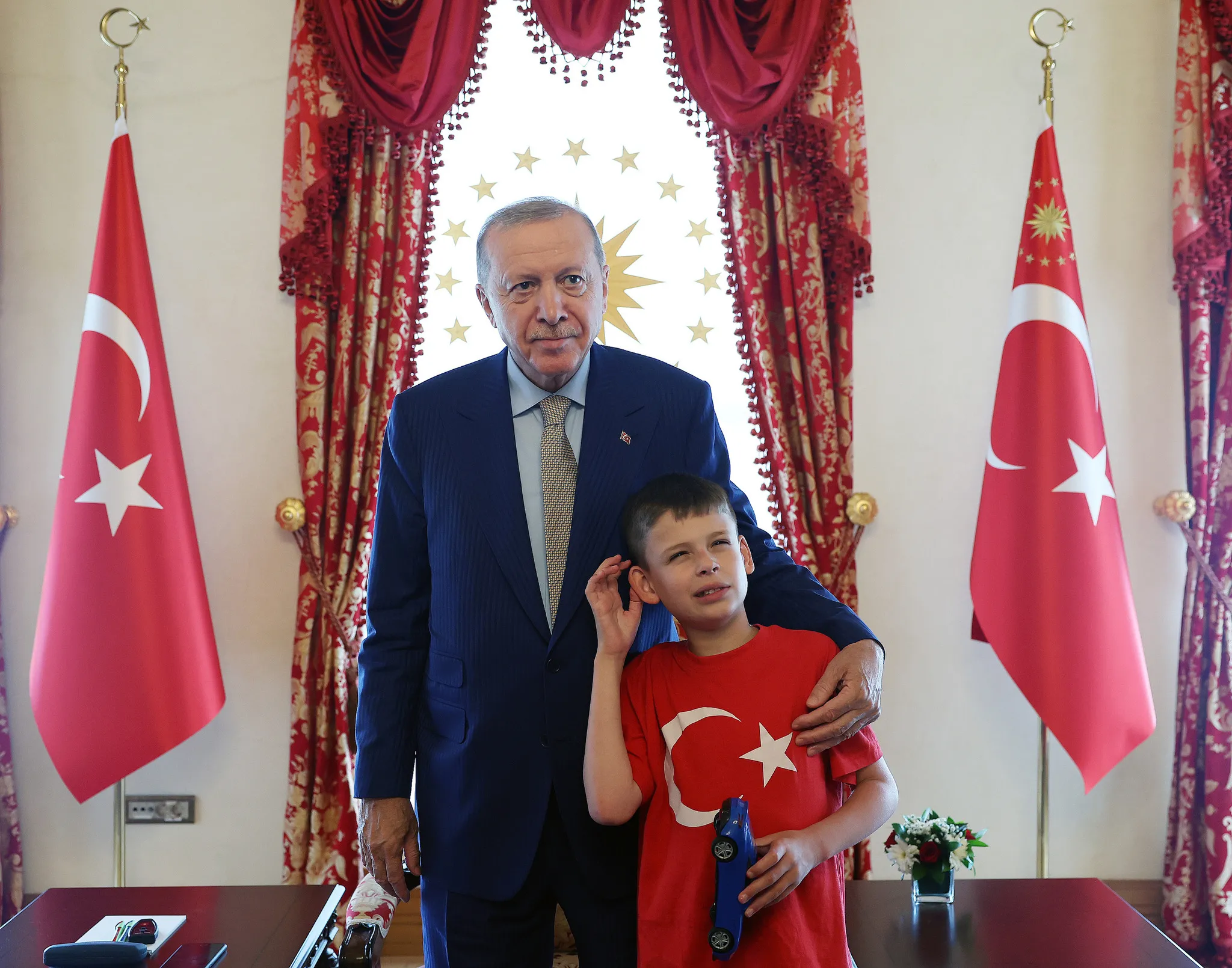 Erdoğan'dan anlamlı kabul: Nefrete karşı kek dağıtan Joshua Dolmabahçe'de