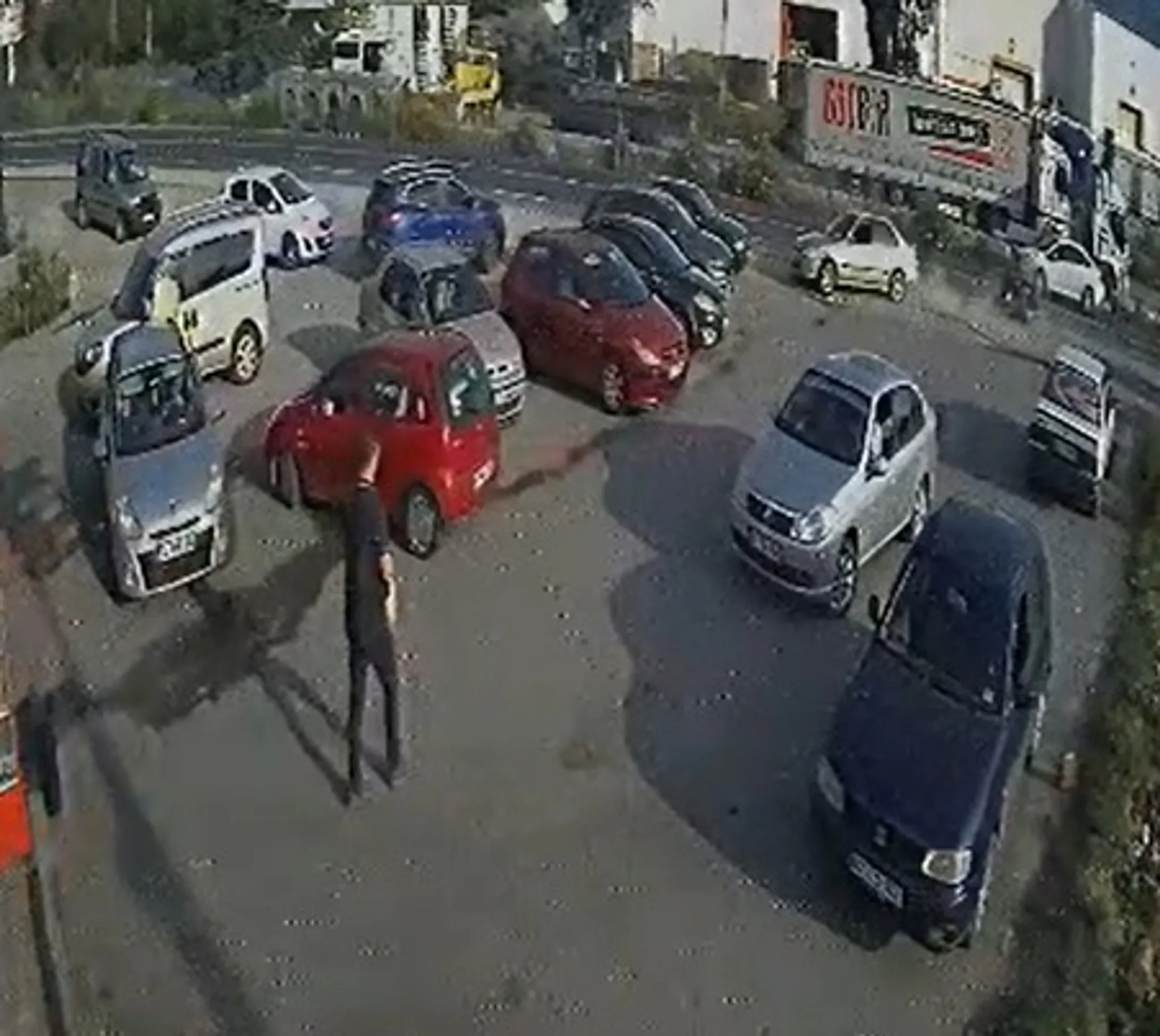 Ereğli'de Otomobil Motosiklete ve Park Halindeki Araçlara Çarptı: 3 Yaralı