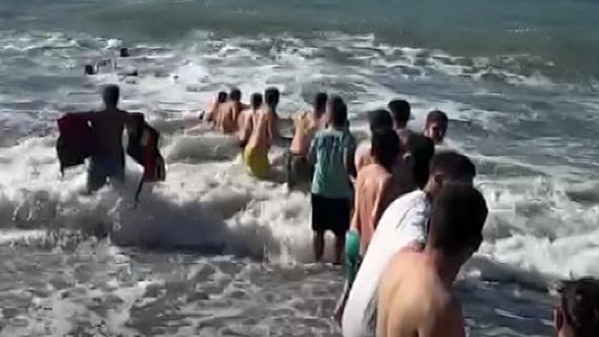 Ereğli'de yasak denize giren iki kişiyi insan zinciri kurtardı