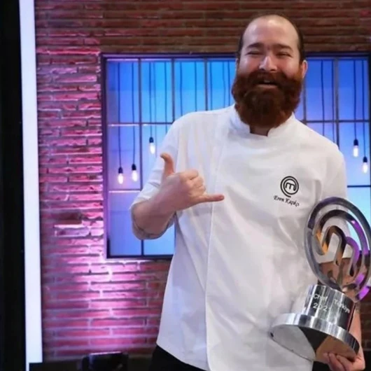 Eren Kaşıkçı'nın Ardından Hurdalıkta Bulunan Reklam Panosu Sosyal Medyada Gündem Oldu