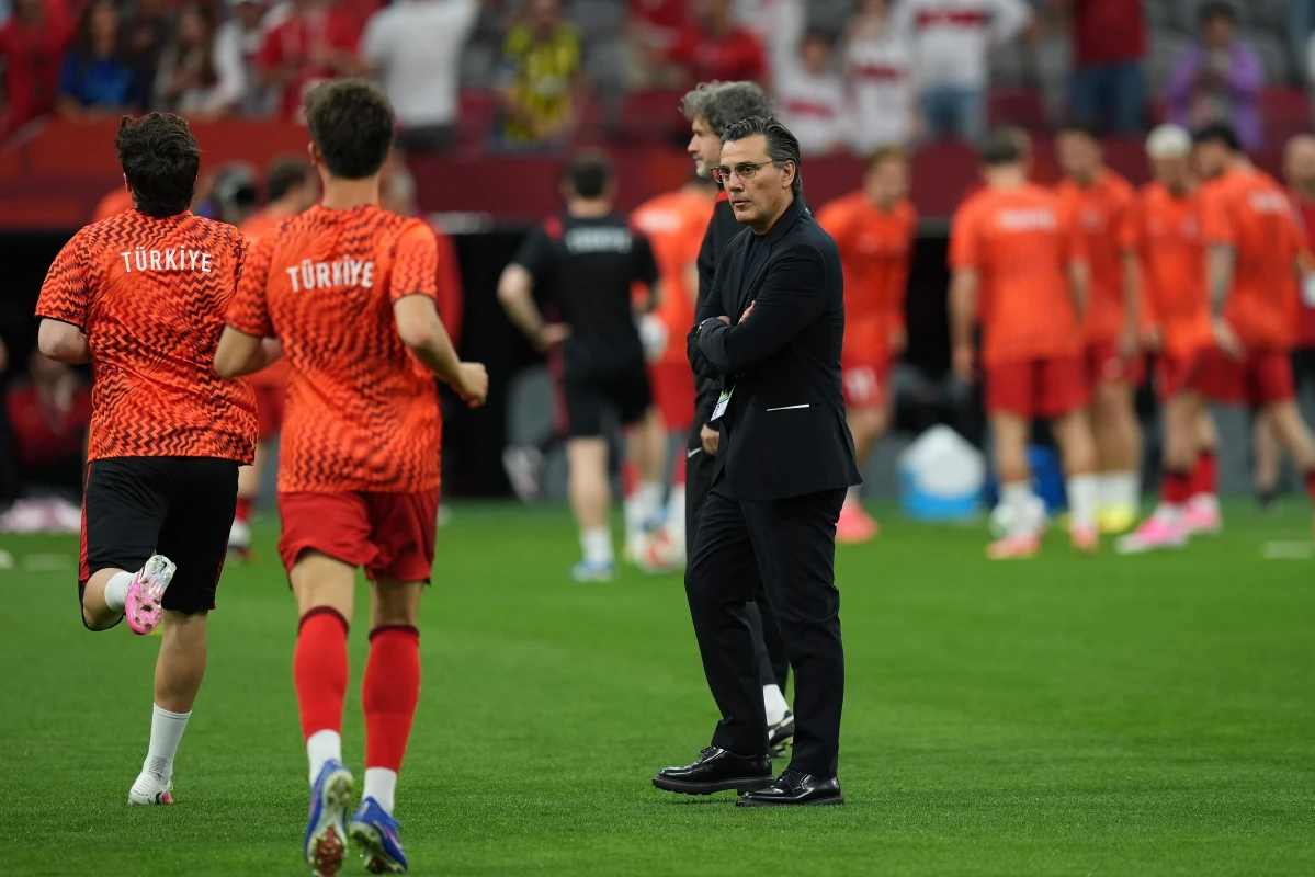 Erman Toroğlu'ndan milli futbolculara sert eleştiri: İkisinden de bir şey olmaz