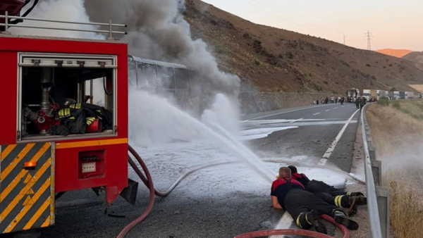 Erzincan'da Yolcu Otobüsü Yandı: Araç Kullanılamaz Hale Geldi