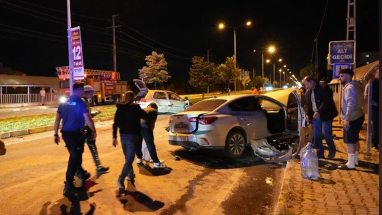 Erzincan'da feci kaza: İki otomobil kafa kafaya çarpıştı, 5 yaralı