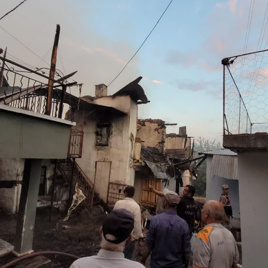 Erzincan Kemaliye'de köy yangını: 8 ev kül oldu
