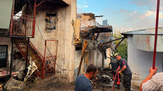 Erzincan Kemaliye'de Yangın: 8 Ev Kullanılamaz Hale Geldi