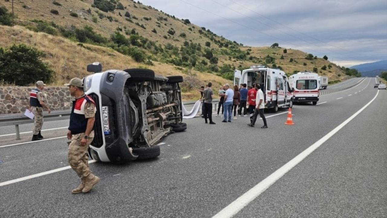 Erzincan'da Minibüs Devrildi: 16 Yaralı, 6'sı Çocuk