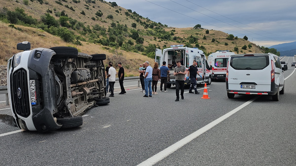 Erzincan'da Minibüs Devrildi: 19 Yaralı, 6'sı Çocuk