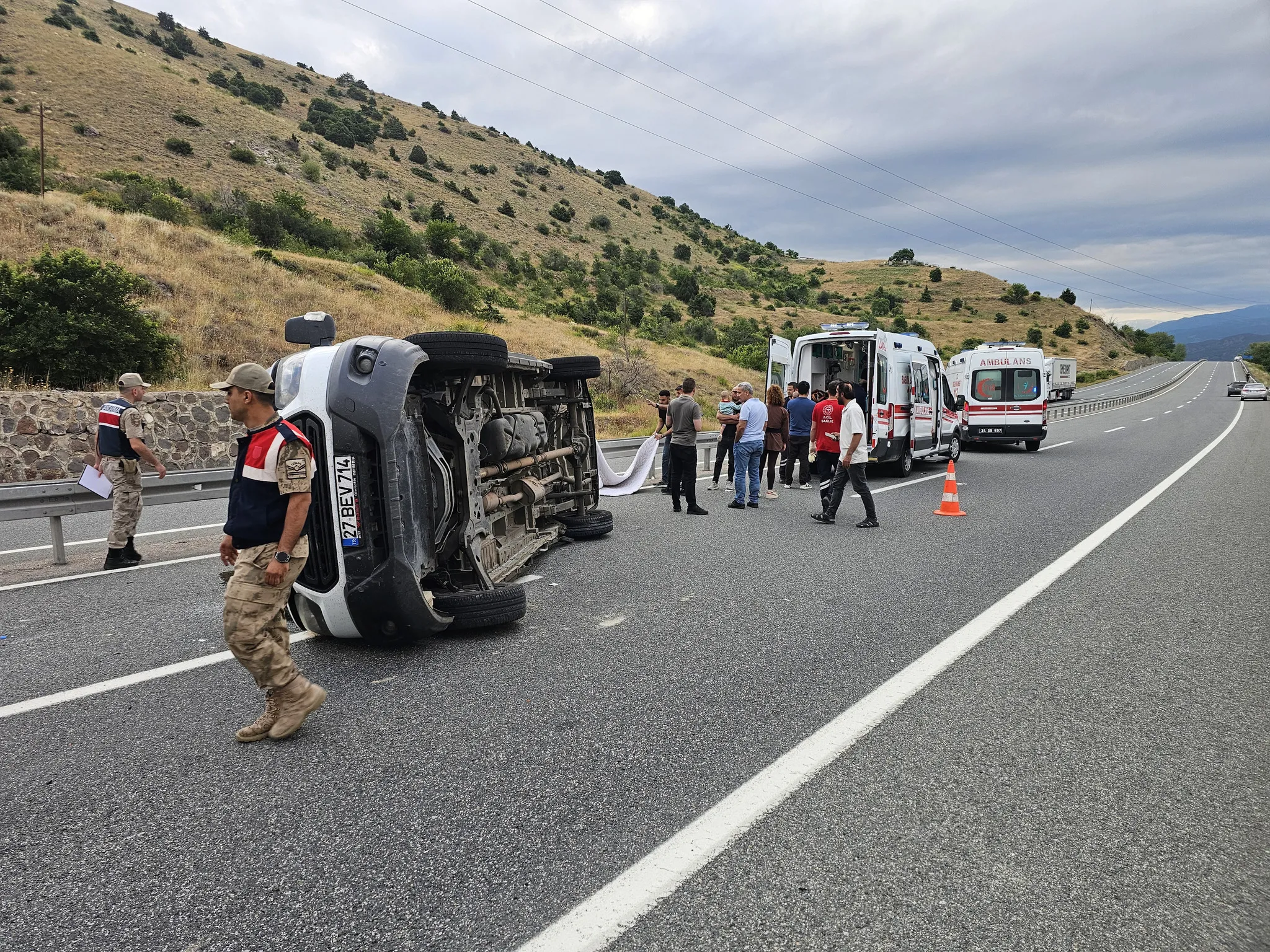 Erzincan'da minibüs devrildi: 6'sı çocuk 16 kişi yaralandı