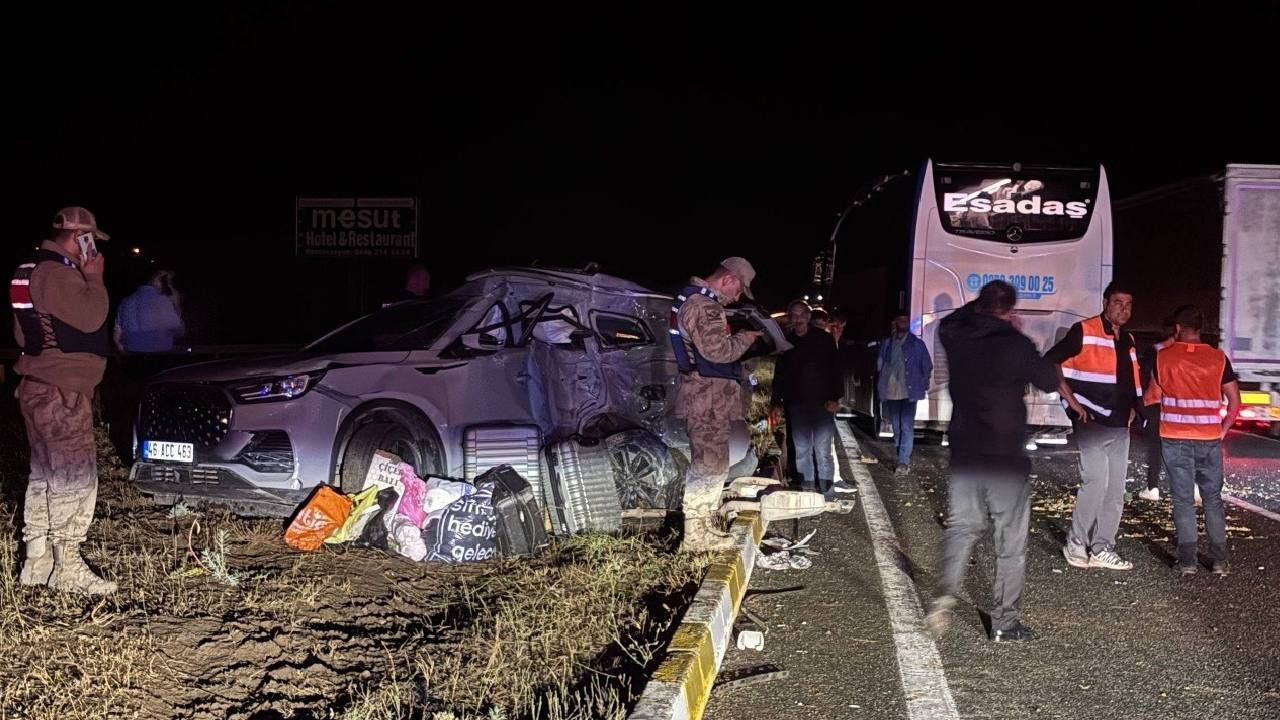 Erzincan'da Otobüs ile Araç Çarpıştı: 1 Ağır 7 Yaralı