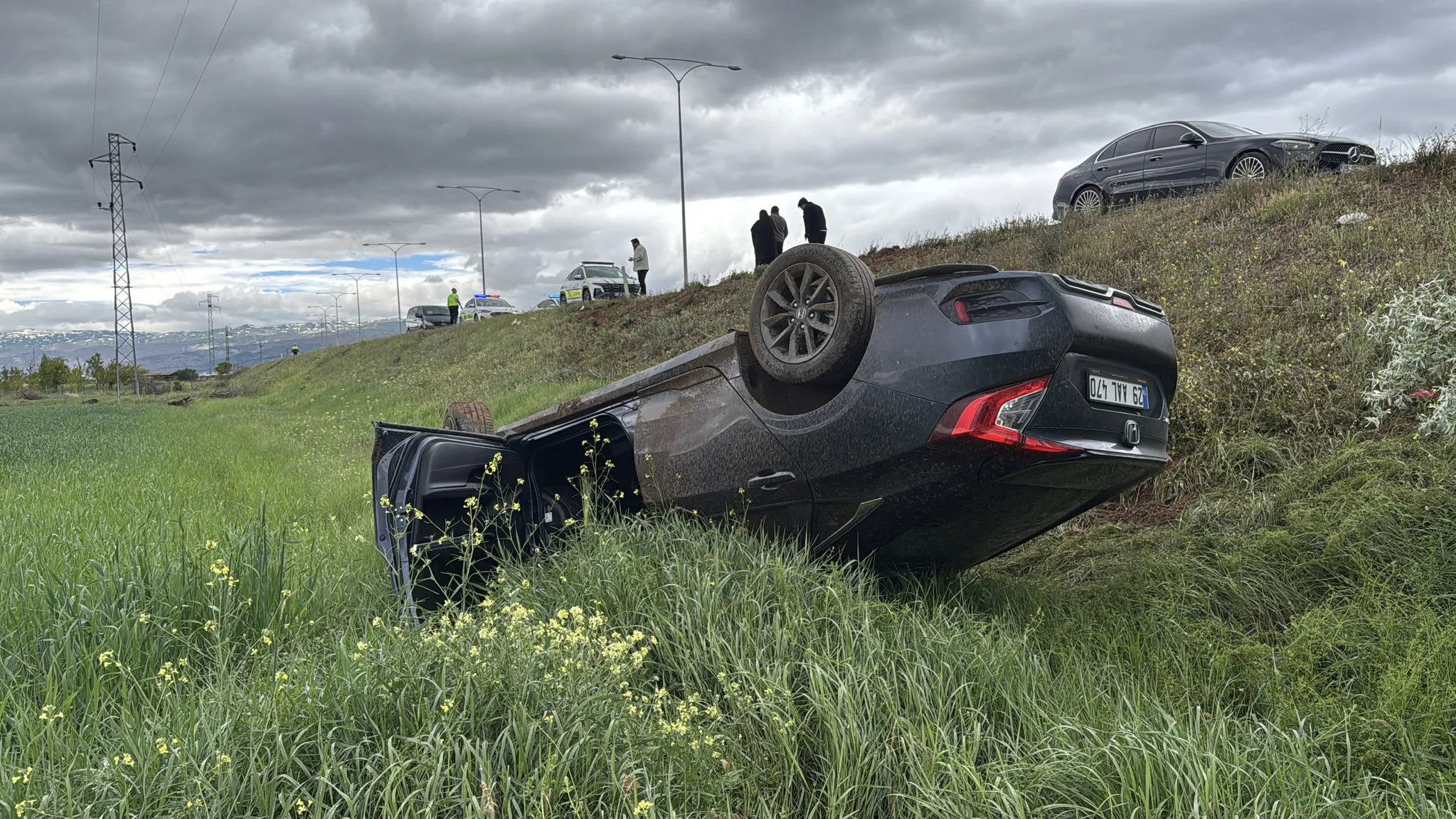 Erzincan'da otomobil takla attı: 1'i bebek 3 yaralı