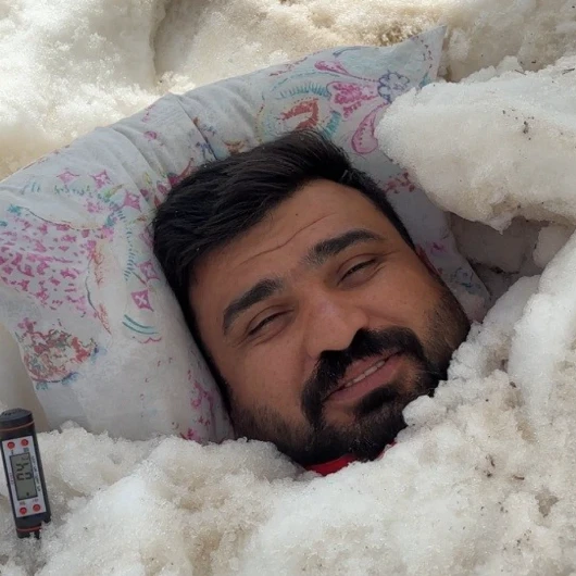 Erzincan'da Sıcaktan Bunalan Adam, 3 Bin Rakımda Kara Gömülerek Serinledi