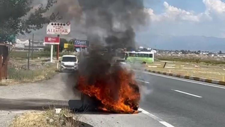 Erzincan'da otomobil alev alev yandı: Sürücü elindeki sigarayı bırakmadı