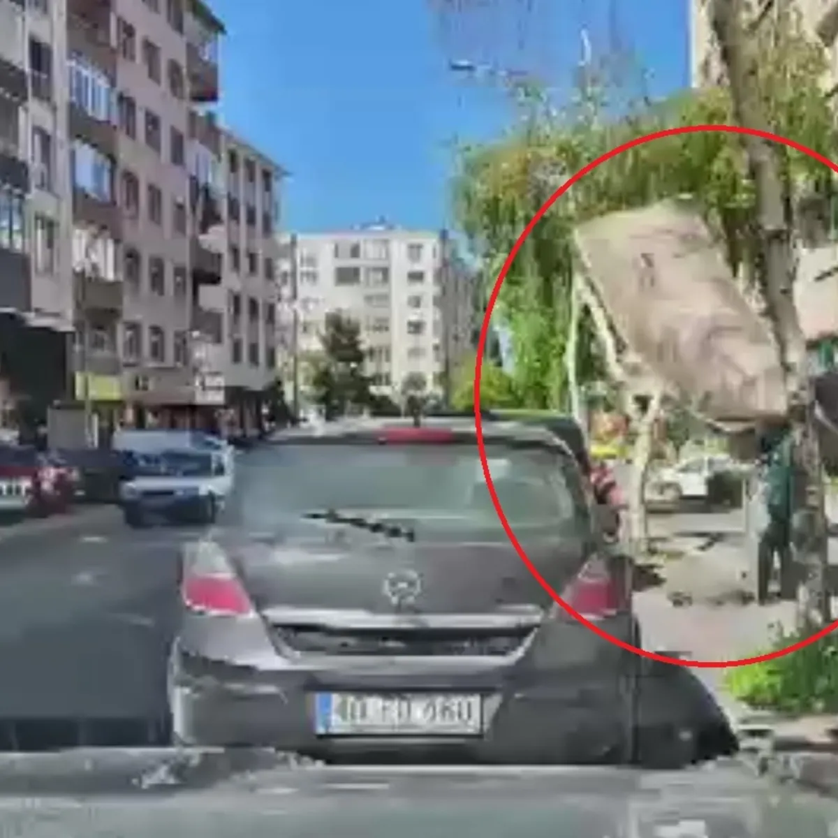Erzurum'da 7. kattan düşen halı işçinin başına isabet etti