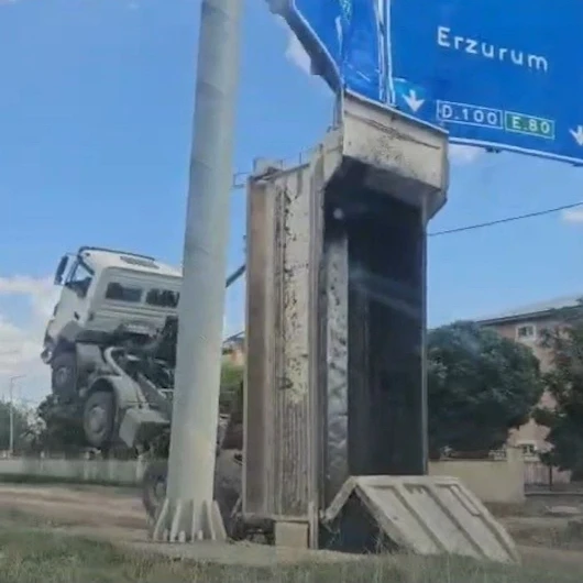 Erzurum Aşkale'de Kamyon Levhaya Çarparak Şaha Kalktı
