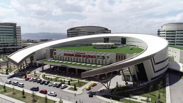 Erzurum'da canlı yayında kapalı kalın bağırsak ameliyatı