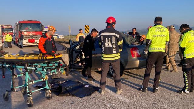 Erzurum'da feci kaza: Otomobil kamyonete çarptı, 3 ölü 3 yaralı