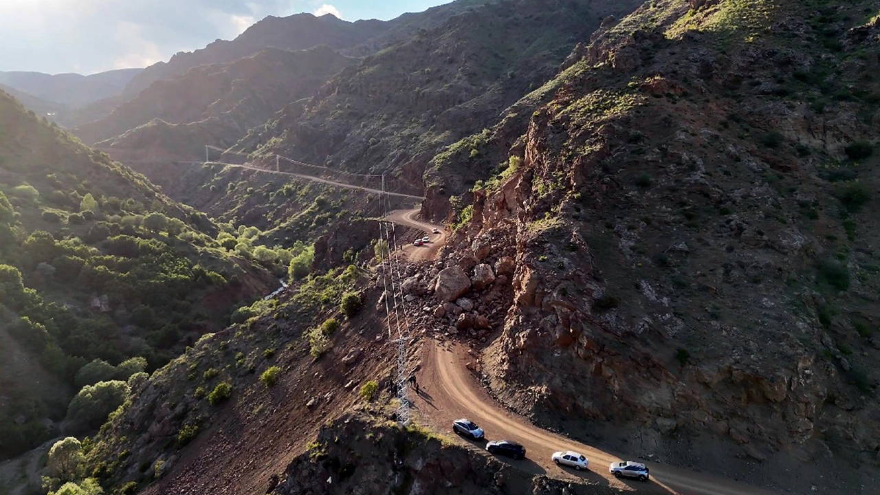 Erzurum'da Heyelan Yolu Kapattı: Mahalleli Yetkililere Seslendi