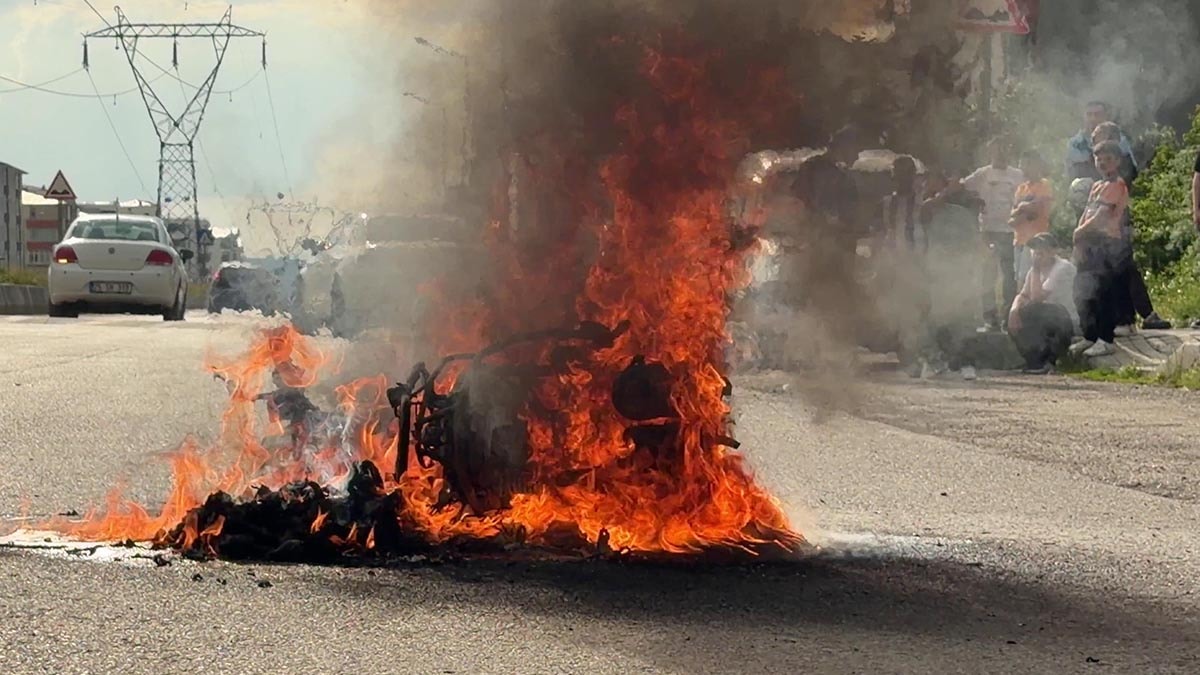 Erzurum'da yemek kuryesinin motosikleti seyir halindeyken alev aldı