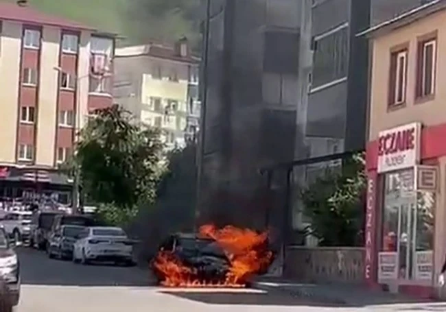 Erzurum'da park halindeki otomobil alev alev yandı
