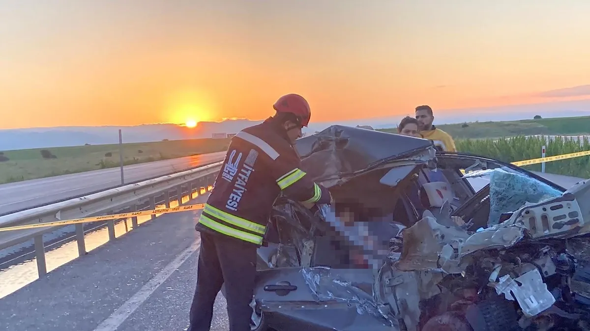 Erzurum'da kamyonete arkadan çarpan otomobilde 3 ölü, 3 yaralı
