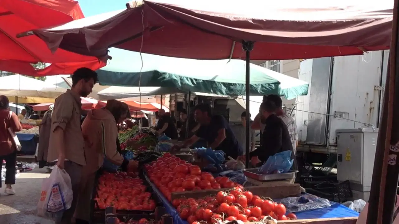 Erzurum'da pazar esnafı ve vatandaş artan fiyatlardan dertli