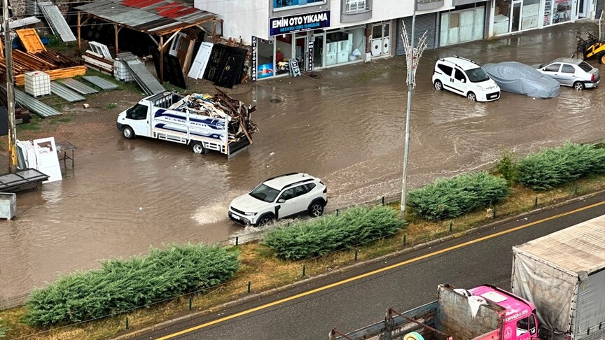 Erzurum'da sağanak sürücülere zor anlar yaşattı