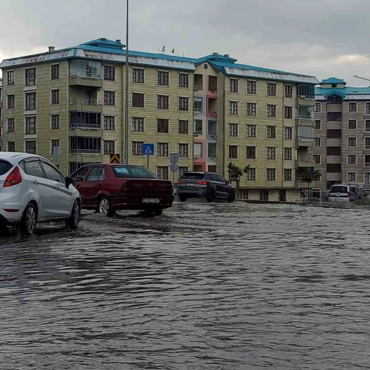 Erzurum'da Sağanak Yağış Trafiği Felç Etti