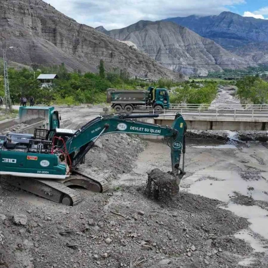 Erzurum Uzundere'de Sağanak Taşkına Yol Açtı: DSİ Müdahale Etti