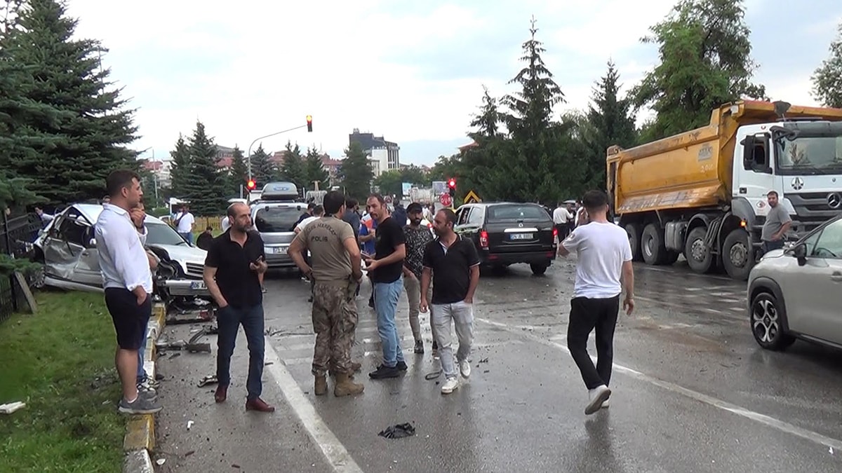 Erzurum'da Zincirleme Trafik Kazası: 5 Yaralı