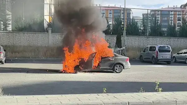 Erzurum'da araç yangını: Art arda patlamalar panik yarattı