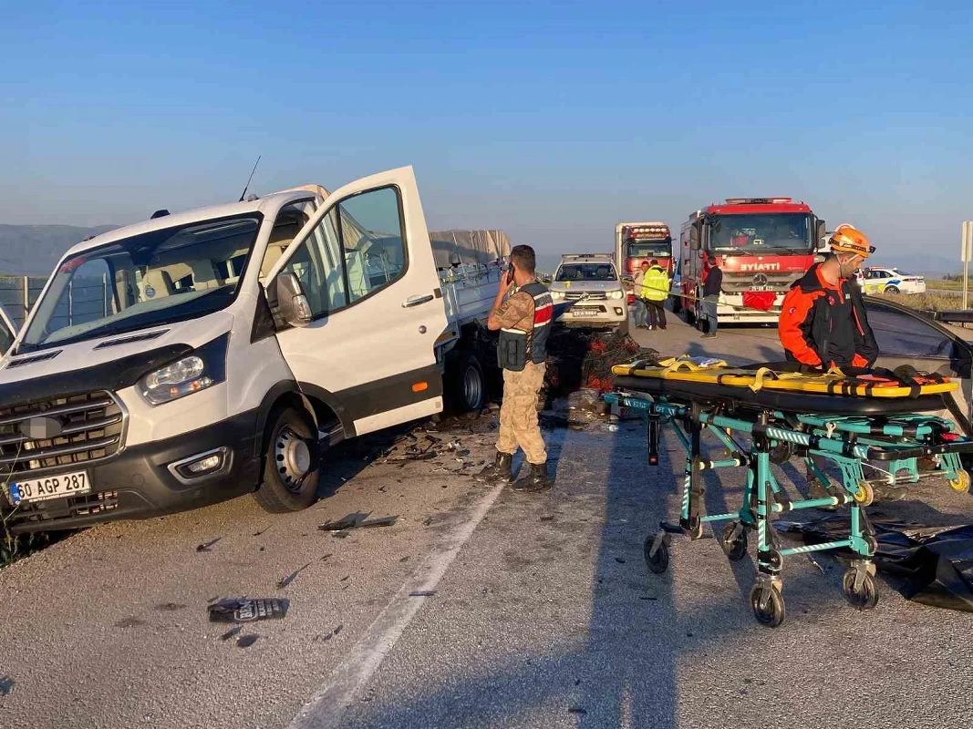 Erzurum'da feci kaza: 3 kişi hayatını kaybetti